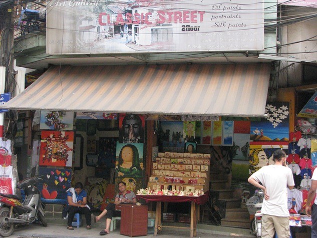 Một số chủ quán giải thích: Mặc dù là cửa hàng của người Việt thật đấy, nhưng toàn bán cho khách Tây nên phải viết bằng tiếng Anh để họ có thể đọc được.